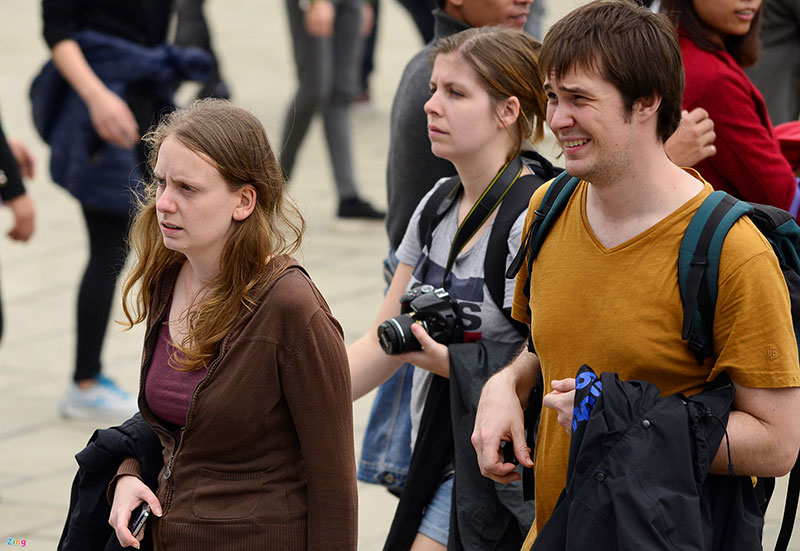 Nhét tiền lẻ, xoa đen tượng phật ngày khai hội chùa Bái Đính